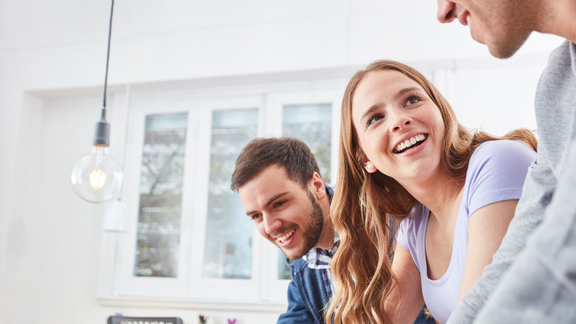 Schülerin beim lachen mit jungen Menschen